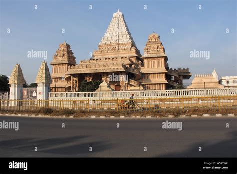 Chhatarpur temple, New Delhi, India Stock Photo - Alamy