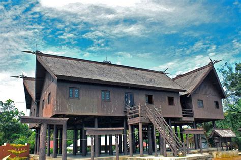 5 Jenis Rumah Adat Kalimantan yang Desainnya Filosofis