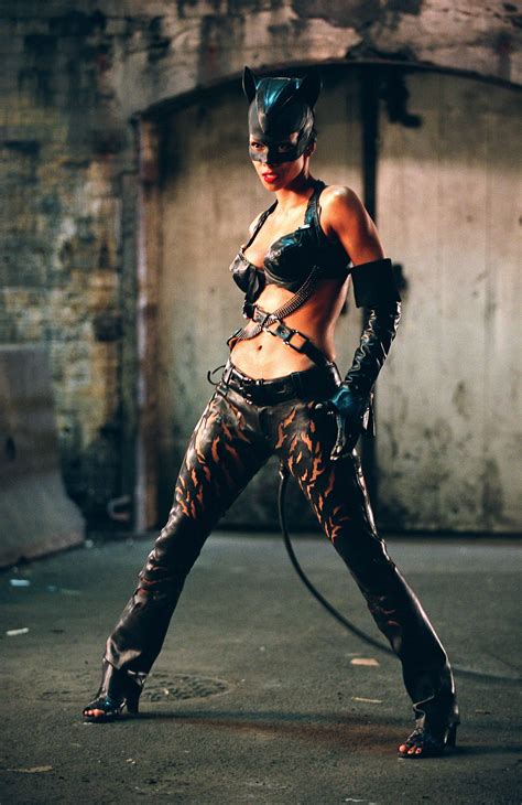 Les 25 meilleures idées de la catégorie Halle berry catwoman costume ...