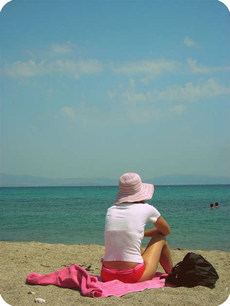 Girl sit on the beach by lellyci on DeviantArt