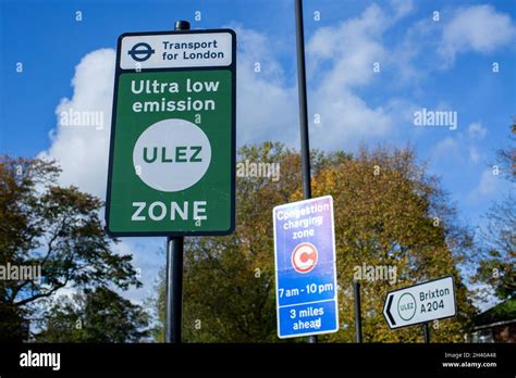 Brixton, England. 30th October, 2021. ULEZ boundary sign on the South ...