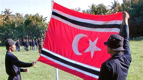 The Flying of the Star and Moon Flag in Aceh December 4 has a long tail ...