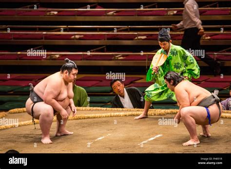 Two sumo wrestlers hi-res stock photography and images - Alamy