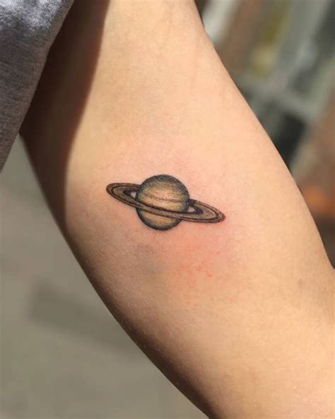 Planet Saturn tattoo on inner arm en 2021 | Tatuaje de saturno, Tatuaje ...