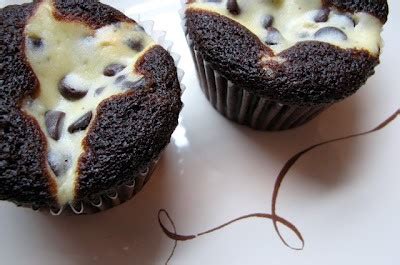 Chocolate cream cheese muffinsApplePins.com