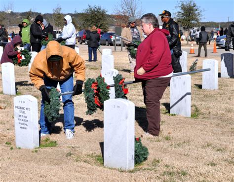 ‘A Good Thing’ Hundreds gather wreaths at veterans’ cemetery | Wreaths ...