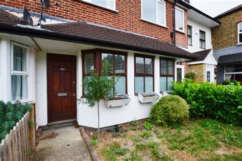 2 BEDROOM GROUND FLOOR FLAT WITH FRONT GARDEN , THAMES DITTON VILLAGE ...