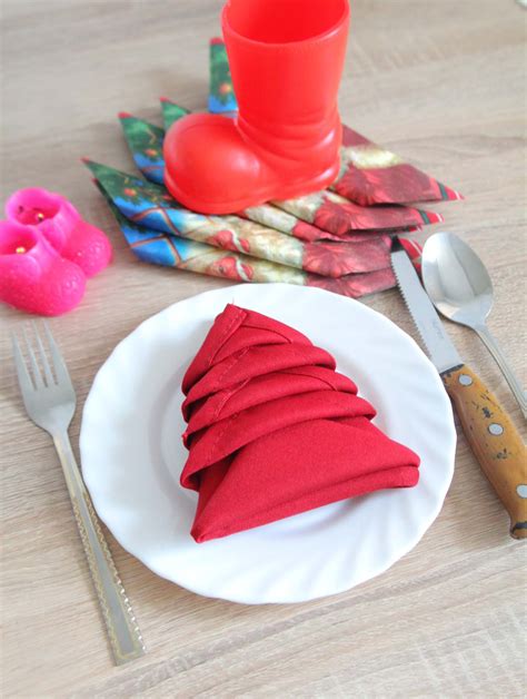 Christmas Napkin Folding 2 Minutes Tutorial - Easy Peasy Creative Ideas