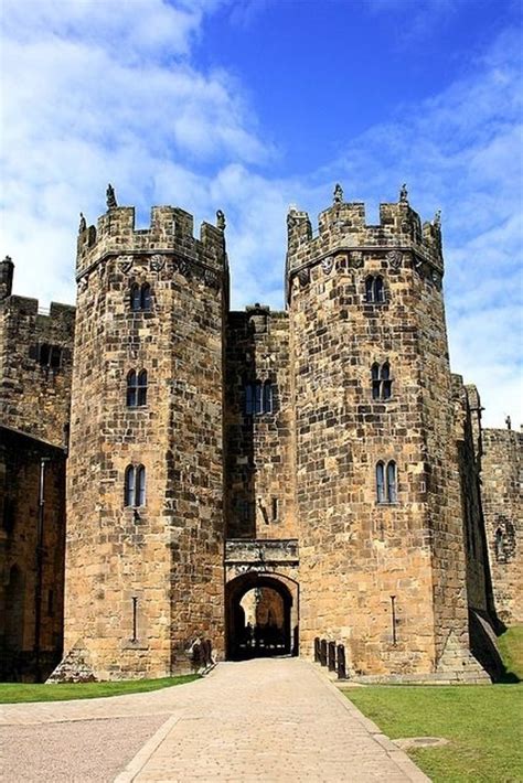 51 British Castles Full of History ... | Alnwick castle, British ...