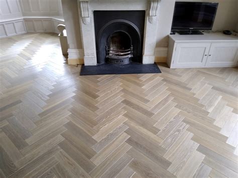 Oak parquet herringbone floor