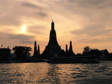 Sunset at Wat Arun: "Temple of the Dawn" Wat Arun is a Buddhist temple ...