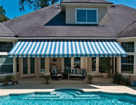 Awning Construction: 3 Reasons to Go with Pros over DIY