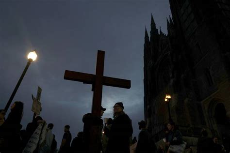 Group of nuns sue gunmaker Smith & Wesson over assault weapons ...