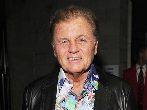 Beach Boys singer Bruce Johnston slams President Obama - CBS News