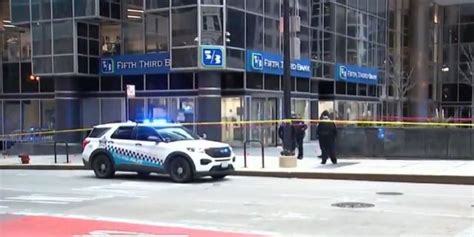 Chicago bank security guard shot by robber, police say - Thelocalreport.in