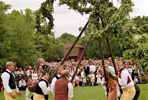 Midsummer celebrations at Skansen