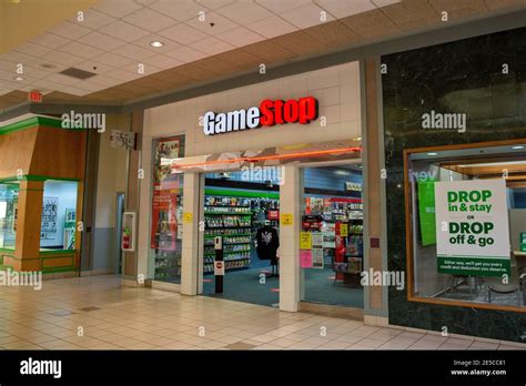 Gamestop store hi-res stock photography and images - Alamy