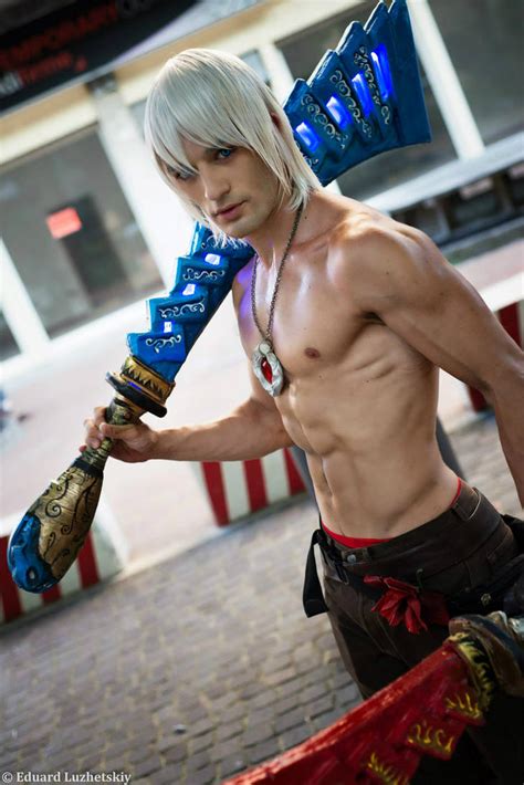 Dante Cosplay by Leon Chiro in Rimini Comix 2013 by LeonChiroCosplayArt ...