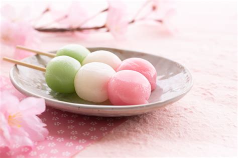 Hanami dumplings. Cherry blossom viewing image in Japan. - Savvy Tokyo