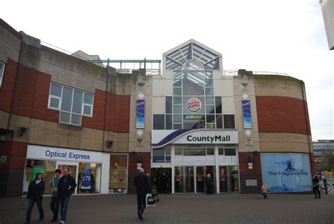 County Mall, Crawley © N Chadwick cc-by-sa/2.0 :: Geograph Britain and ...