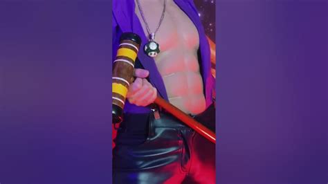 Hot Waluigi cosplay goes hard - YouTube