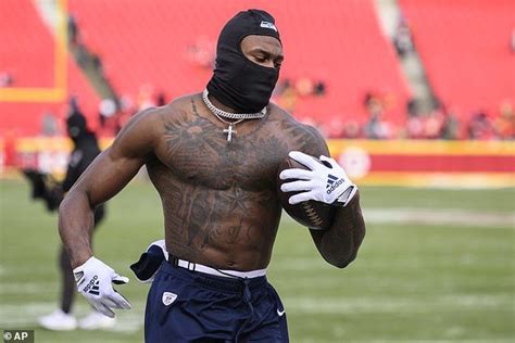 NFL: DK Metcalf warms up SHIRTLESS in below 10 degrees in Kansas City