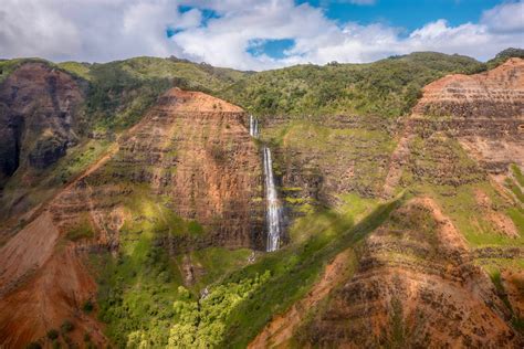 The 5 Best Hiking Trails on Kauaʻi in 2021 - Hawaii Magazine