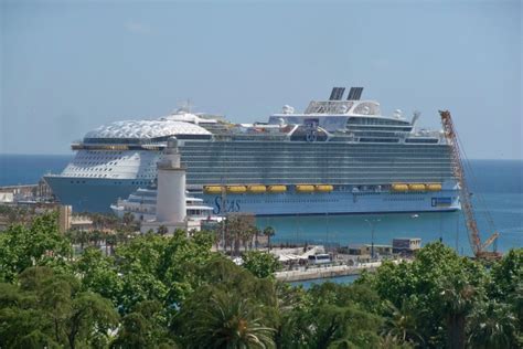 Wonder of the Seas - description, photos, position, cruise deals