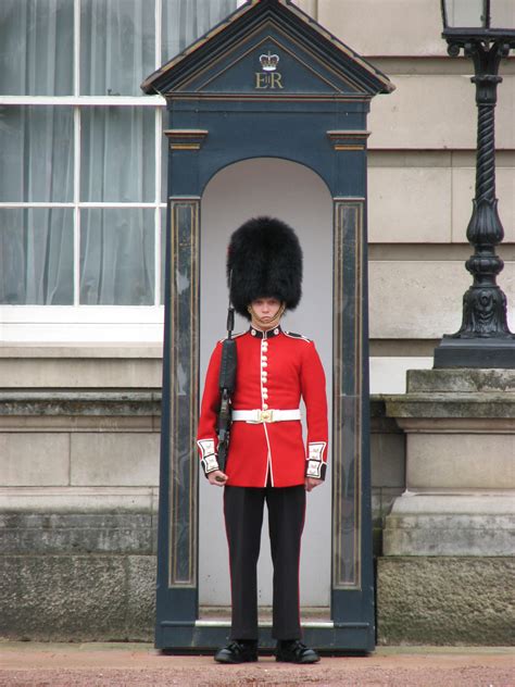 File:Strażnik przed Pałacem Buckingham; Buckingham guard.JPG ...