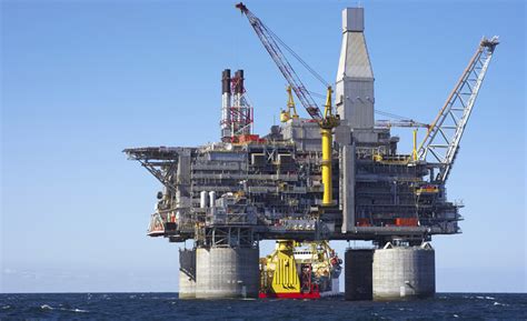 Oil rig life - What's it like living on an offshore oil platform ...