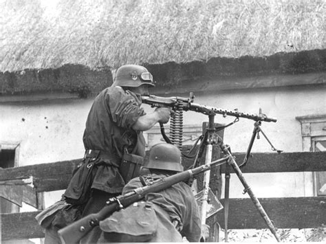 A soldier from the "Germania" regiment of the Waffen-SS Division Wiking ...