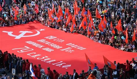 Russian Soldiers Raising Soviet Flag Over Occupied Ukraine Cities ...