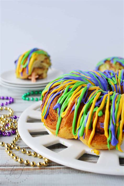 Easy King Cake Recipe For Mardi Gras - Cinnamon Roll King Cake