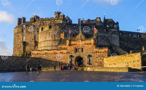 Edinburgh Castle in Old Town Edinburgh Editorial Image - Image of green ...