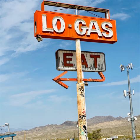 Abandoned Hi-Lo Gas Station in Halloran Springs, CA (11 Photos)