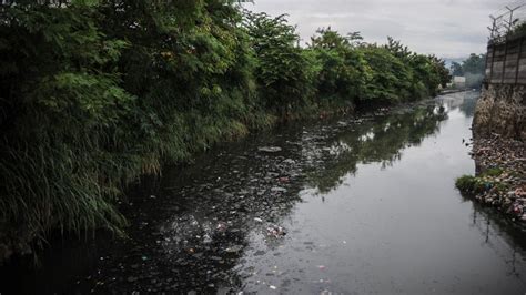 Sungai Citarum Tercemar Limbah, Air Berubah Jadi Hitam