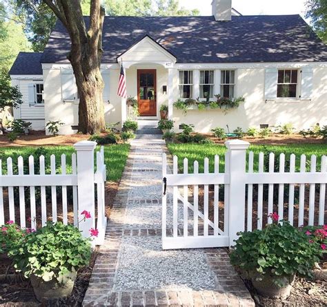 20+ Modern Farmhouse White Picket Fence – The Urban Decor