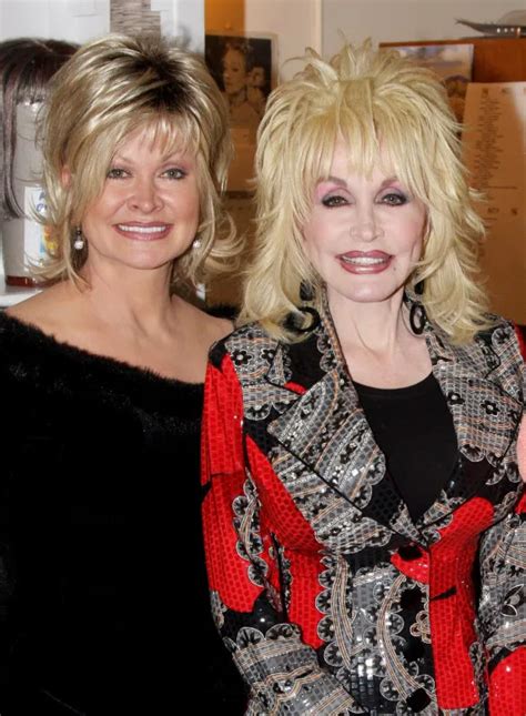 Get to Know Dolly Parton’s Family (All 11 Siblings) – Beautiful Twins