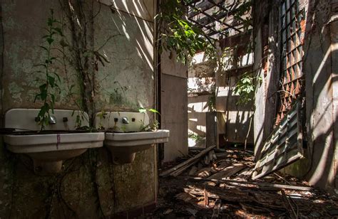 Eerie pictures of Abandoned hospitals in the US - Mirror Online