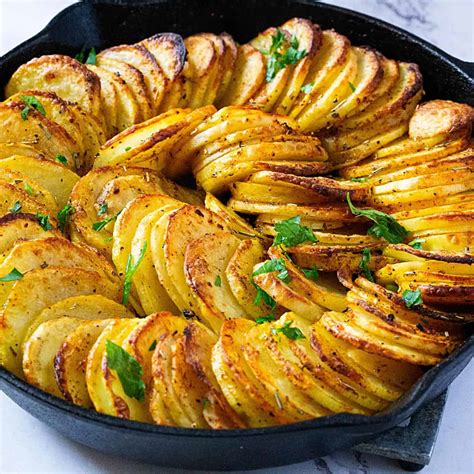 Accordion Sliced Baked Hasselback Potatoes - Veena Azmanov