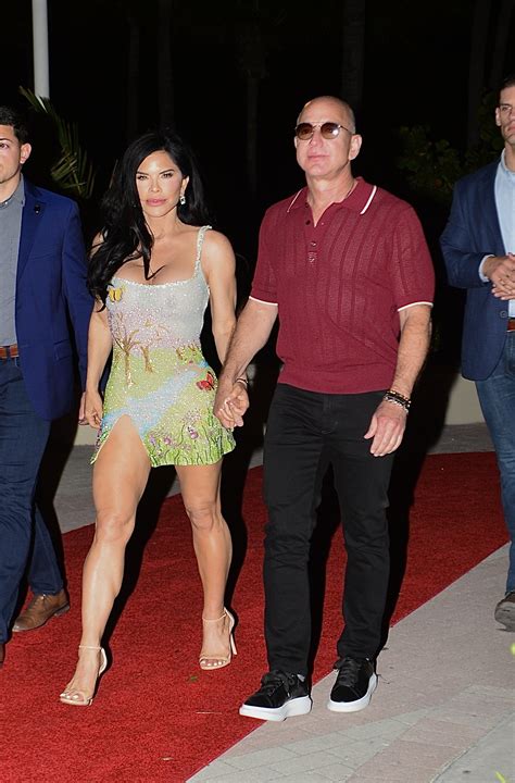 Jeff Bezos’ Girlfriend Lauren Sanchez Slips on Heels for F1 Miami Date ...