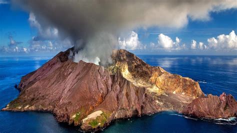 White Island volcano erupts in NZ trapping tourists | KidsNews