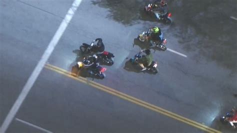 VIDEO: Police chase suspect in motorcycle tries to blend in with other ...