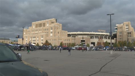 Fighting Irish make history as first female mascot leads players onto ...