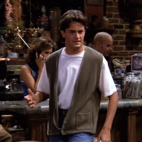 Best Outfits By Chandler Bing On Friends - KAYNULI | Chandler bing ...