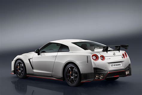 Nissan Unveils 2017 GT-R Nismo At Nurburgring, Comes With 600 HP ...