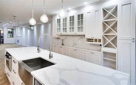 Calacatta Quartz Countertops (15 Types & Design Guide)