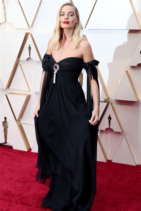 Margot Robbie’s Oscars 2020 Red Carpet Style Is Vintage Chanel ...