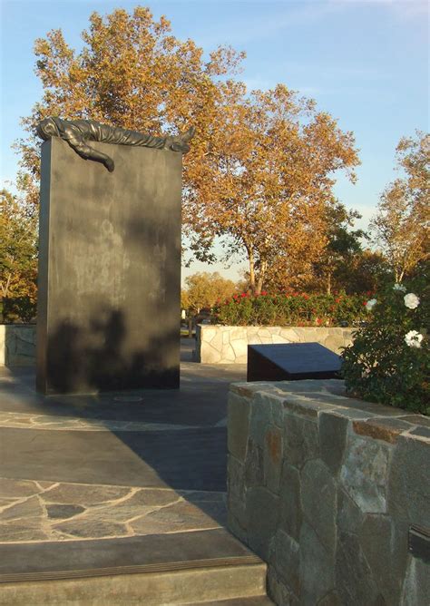 Veterans Memorial Riverside National Cemetery - Riverside - TracesOfWar.com