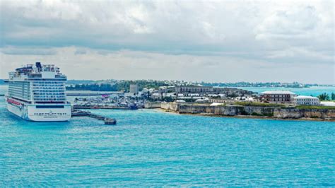 Cruise Ships Flee Bermuda and Adjust Itineraries